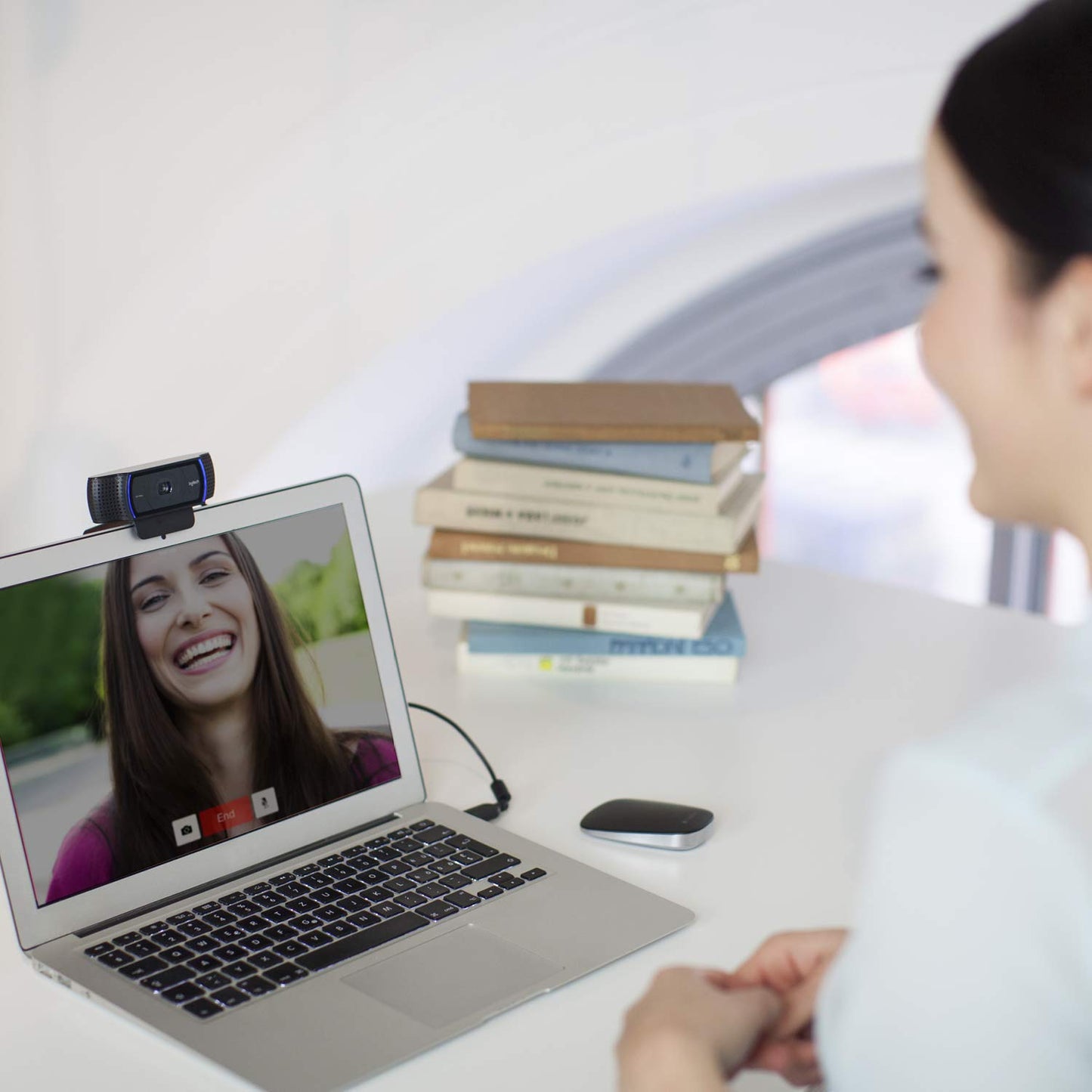 Logitech Webcam C920 HD Pro, Appels et Enregistrements Vidéo Full HD 1080p, Webcam Streaming, Deux Microphones, Petite, Agile, Réglable, PC/Mac/Portable/Tablette/Chromebook - Noir